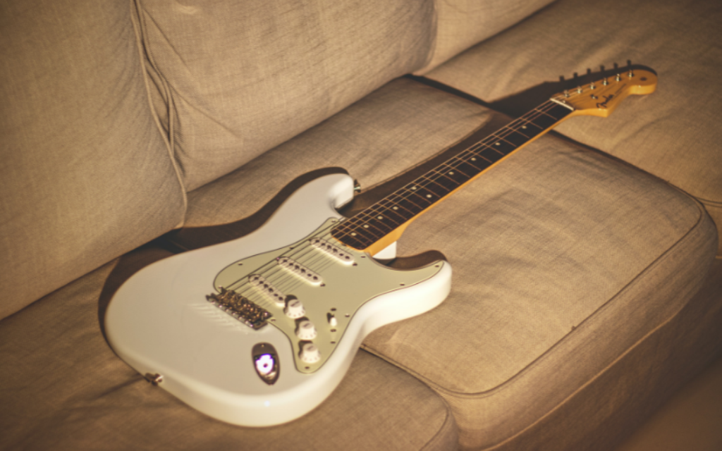 Fender Mexican и American Stratocaster