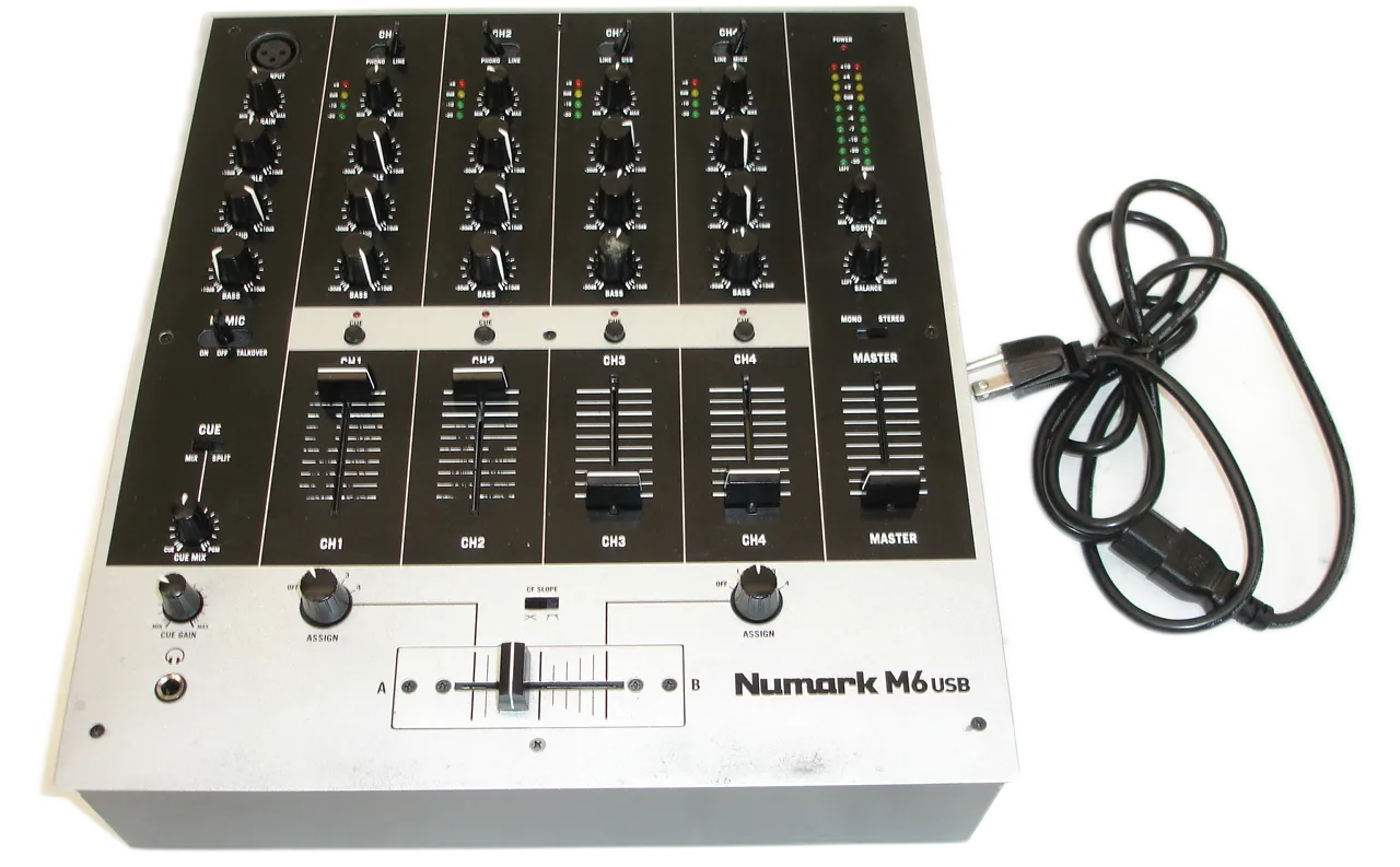 DJ микшер Numark M6 USB