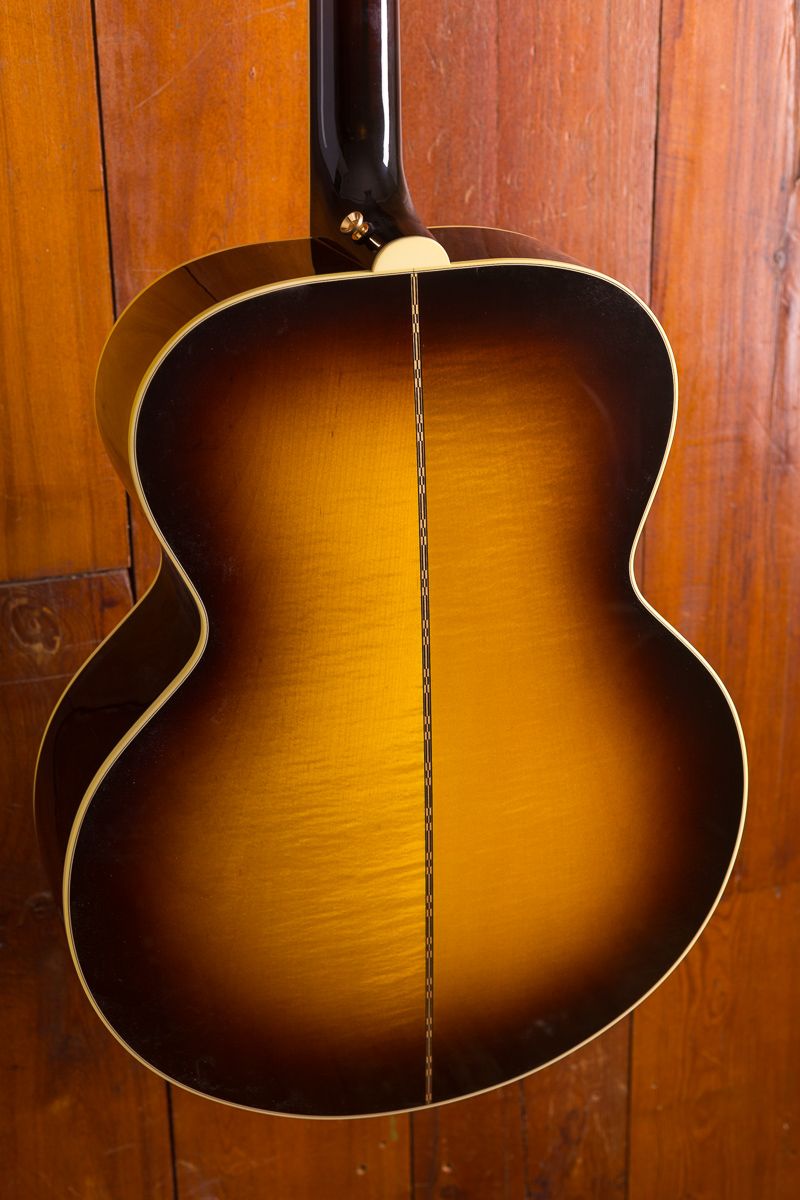 Gibson Montana SJ 200 Standard><br></p><p>Сам гриф выполнен из двух частей клена с ореховым швом, соединяется с корпусом с помощью соединения