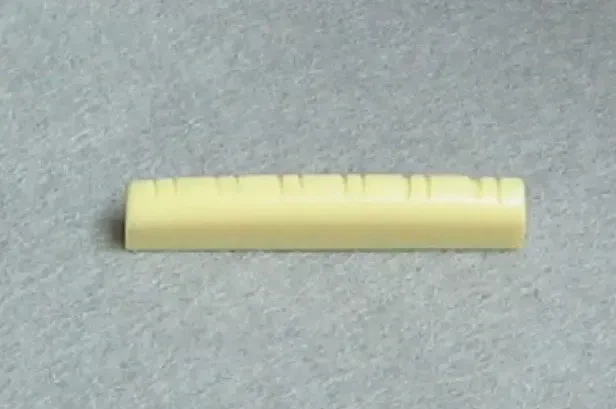 Верхний порожек для 12-струнной гитары Paxphil NT-023-WH