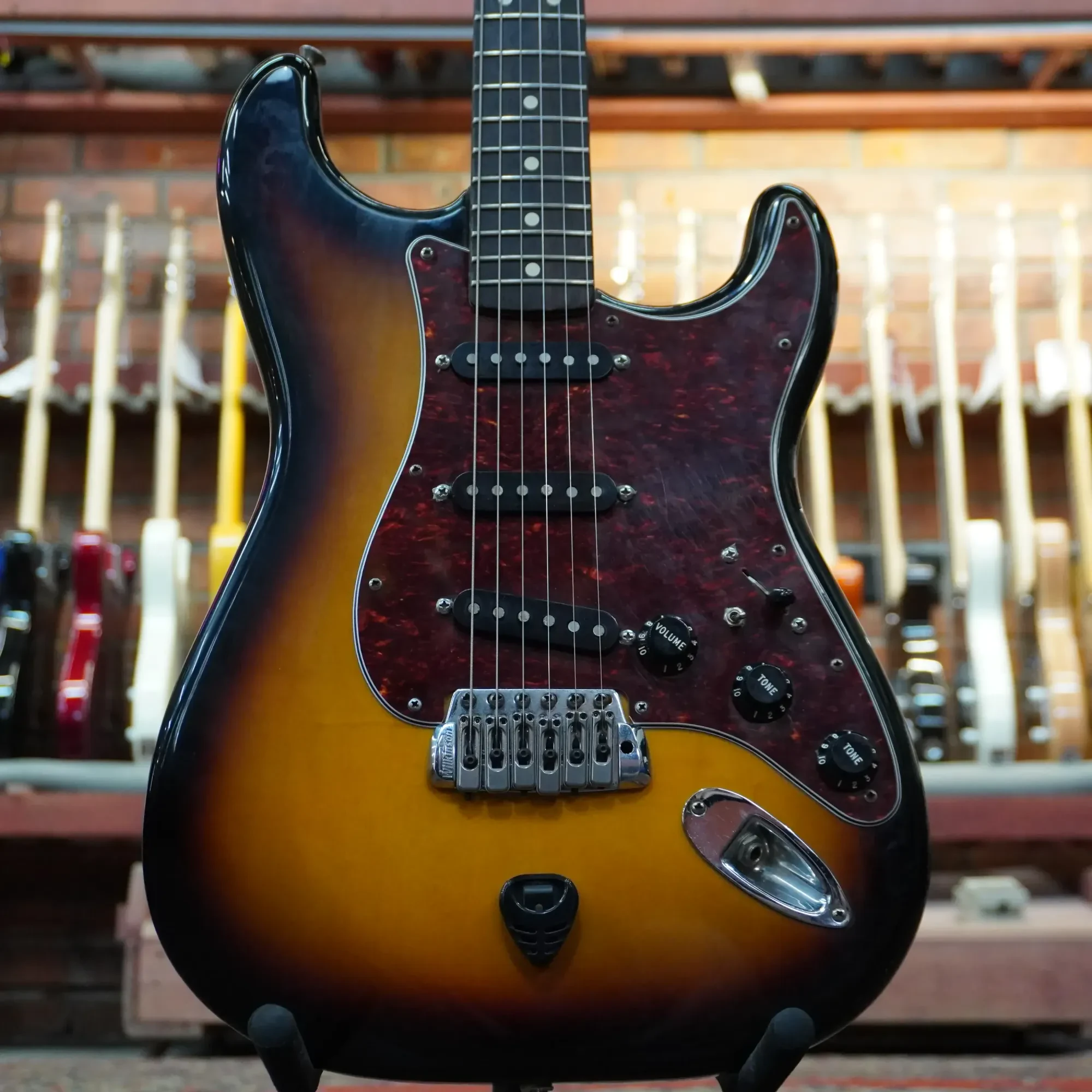 Электрогитара Fender Standard S-S-S Sunburst Mexico 2006