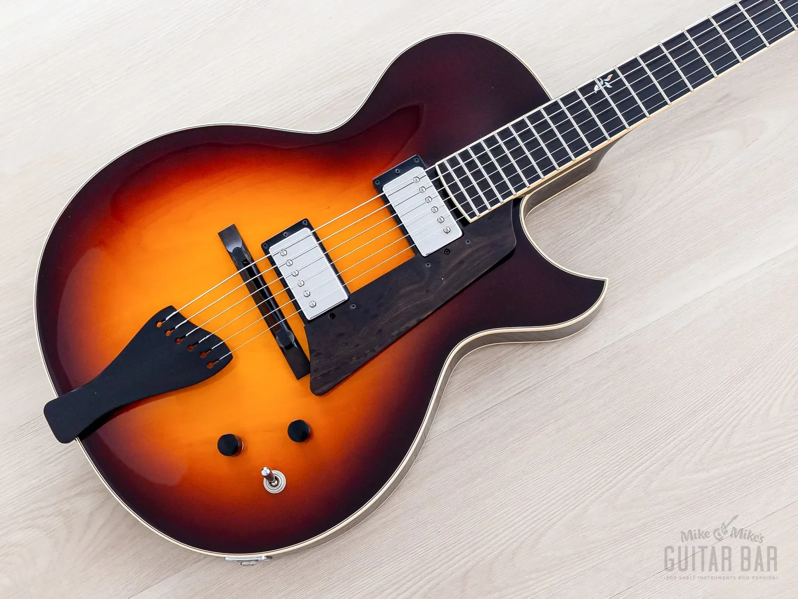 Б/У Электрогитара Benedetto Bambino Archtop Antique Burst с кейсом