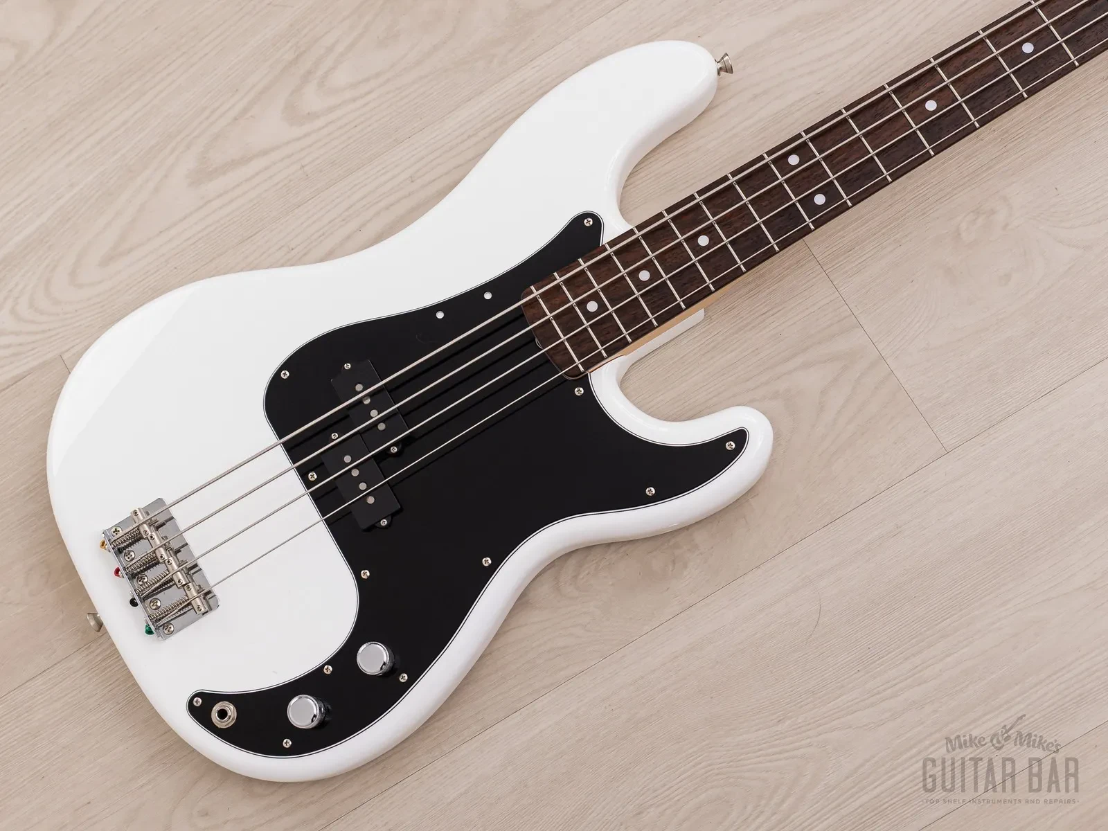 Б/У Бас-гитара Fender Traditional II 70s Precision Bass белый Made in Japan (MIJ)