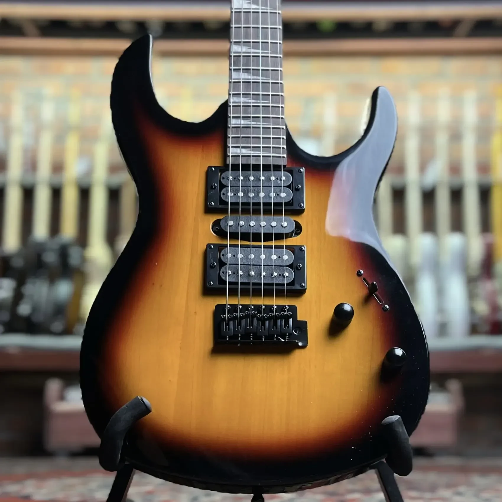 Электрогитара DeMarco DMSEIB370 Superstrat HSH Sunburst