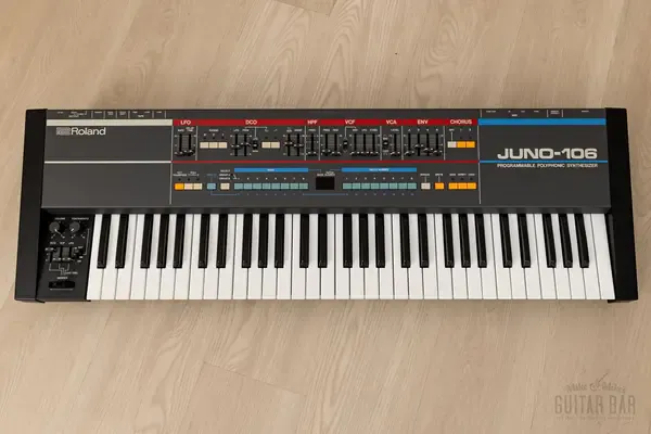 Аналоговый студийный синтезатор Roland Juno-106 w/case Japan 1980s