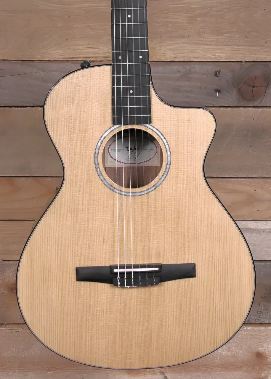 Б/У Электроакустическая гитара Taylor 212ce-N Plus нейлоновые струны натуральный с кейсом