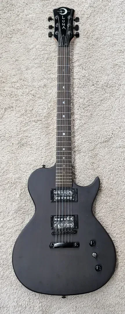 Luna Neo YSP Black single cutaway solid body electric guitar - B stock