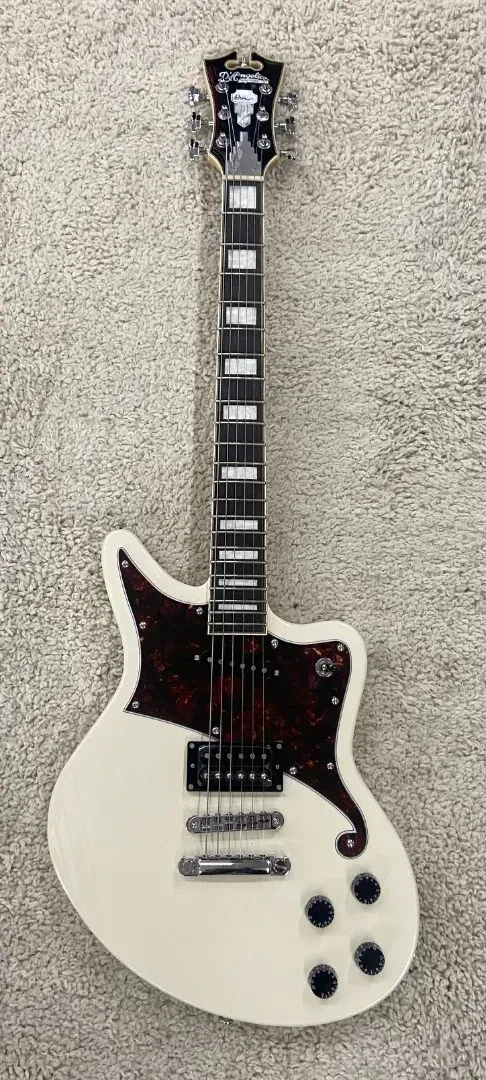 Б/У Электрогитара D'Angelico Premier Bedford цельнокорпусная, цвет античный белый, с чехлом