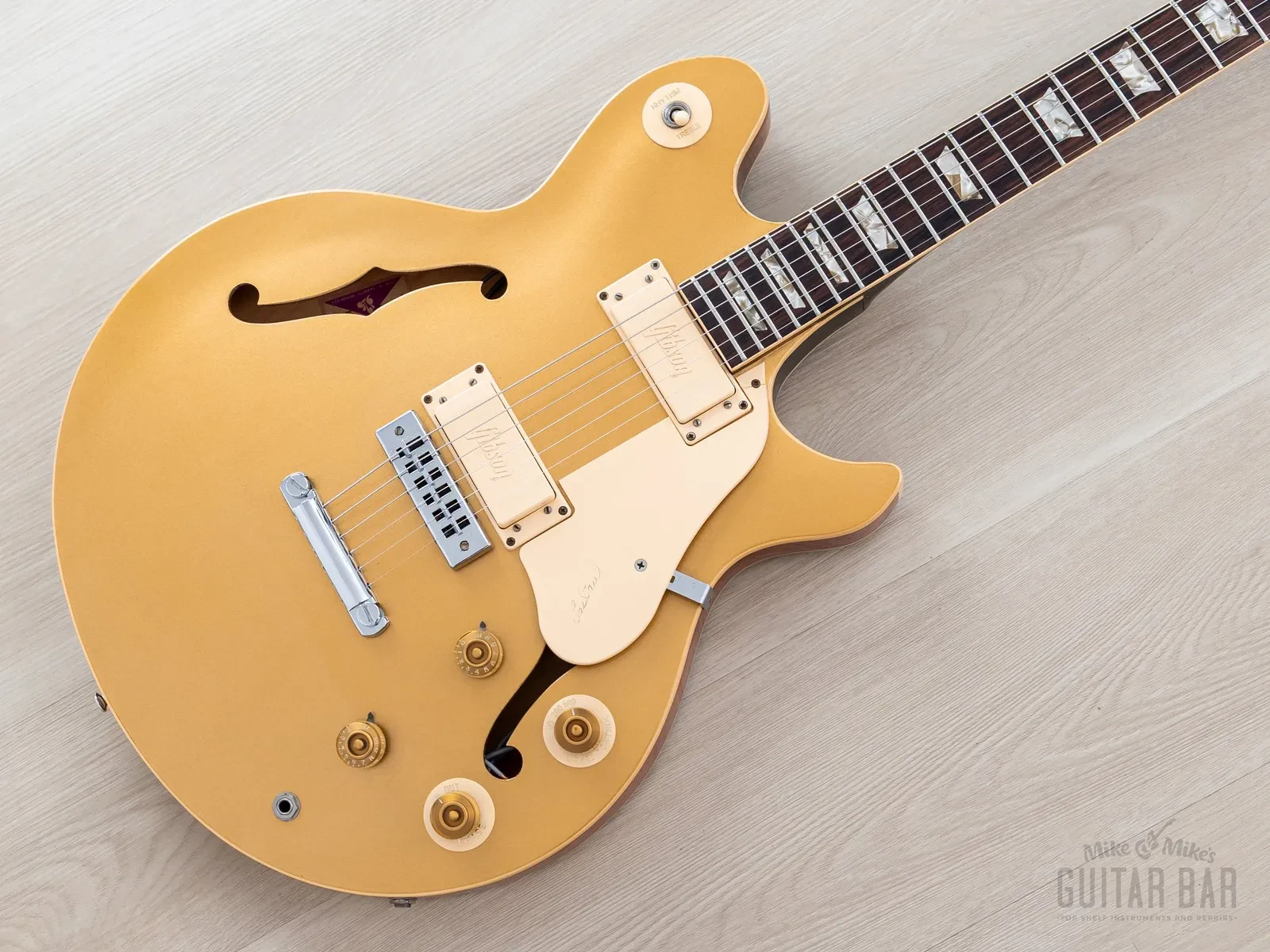 Б/У электрогитара Gibson Les Paul Signature полуакустическая золотистая (Goldtop) 1973 с кейсом
