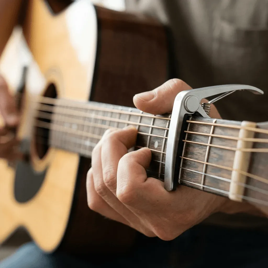 Как пользоваться каподастром для гитары
