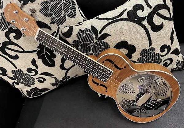 JOHNSON JR-880-MA Resonator Ukulele honey stain