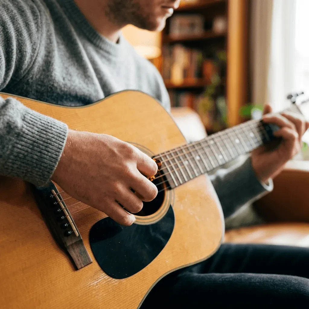 Как играть медиатором на акустической гитаре: техники и ошибки