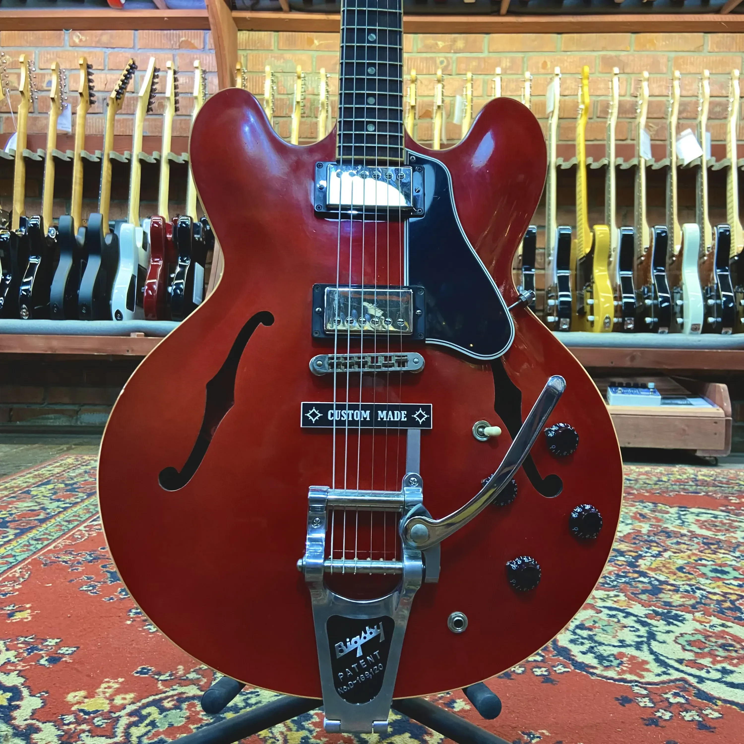 Электрогитара полуакустическая Gibson ES 335 USA W/Case