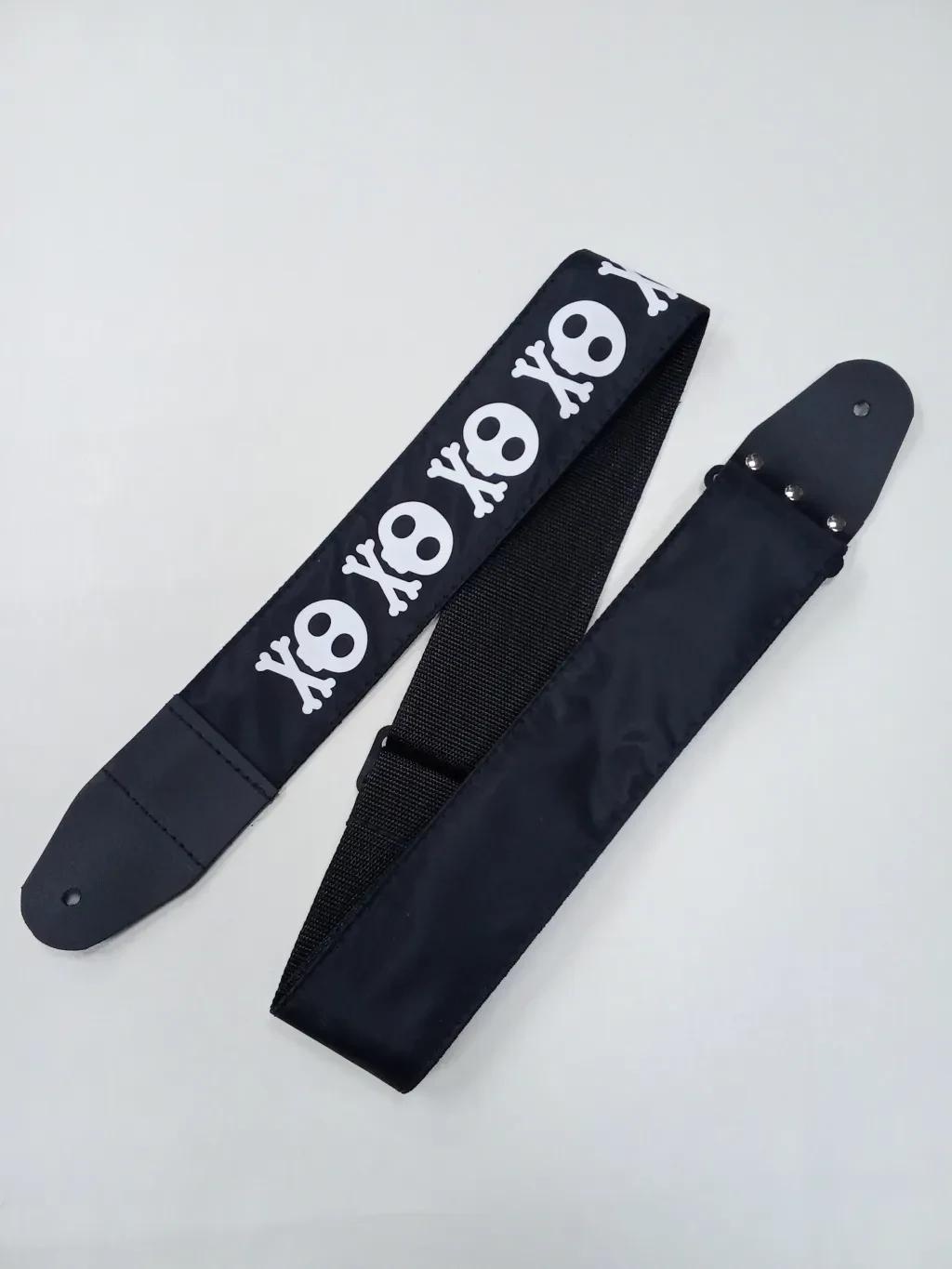 MZ-RGE-7-1ApJRogerBk Ремень для гитары, черный, аппликация Веселый Роджер, MEZZO