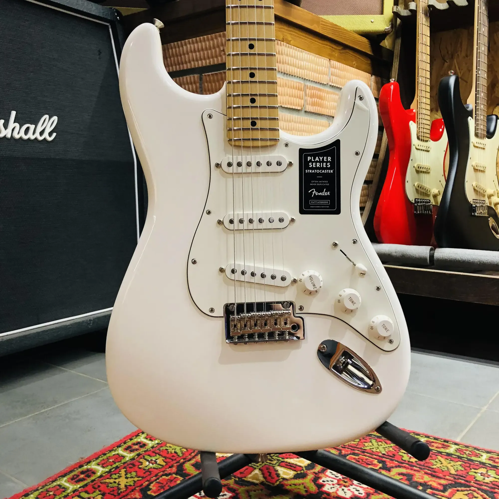 Fender Player Stratocaster MN Polar White w/Gigbag Mexico 2019 купить в  SKIFMUSIC | 549363