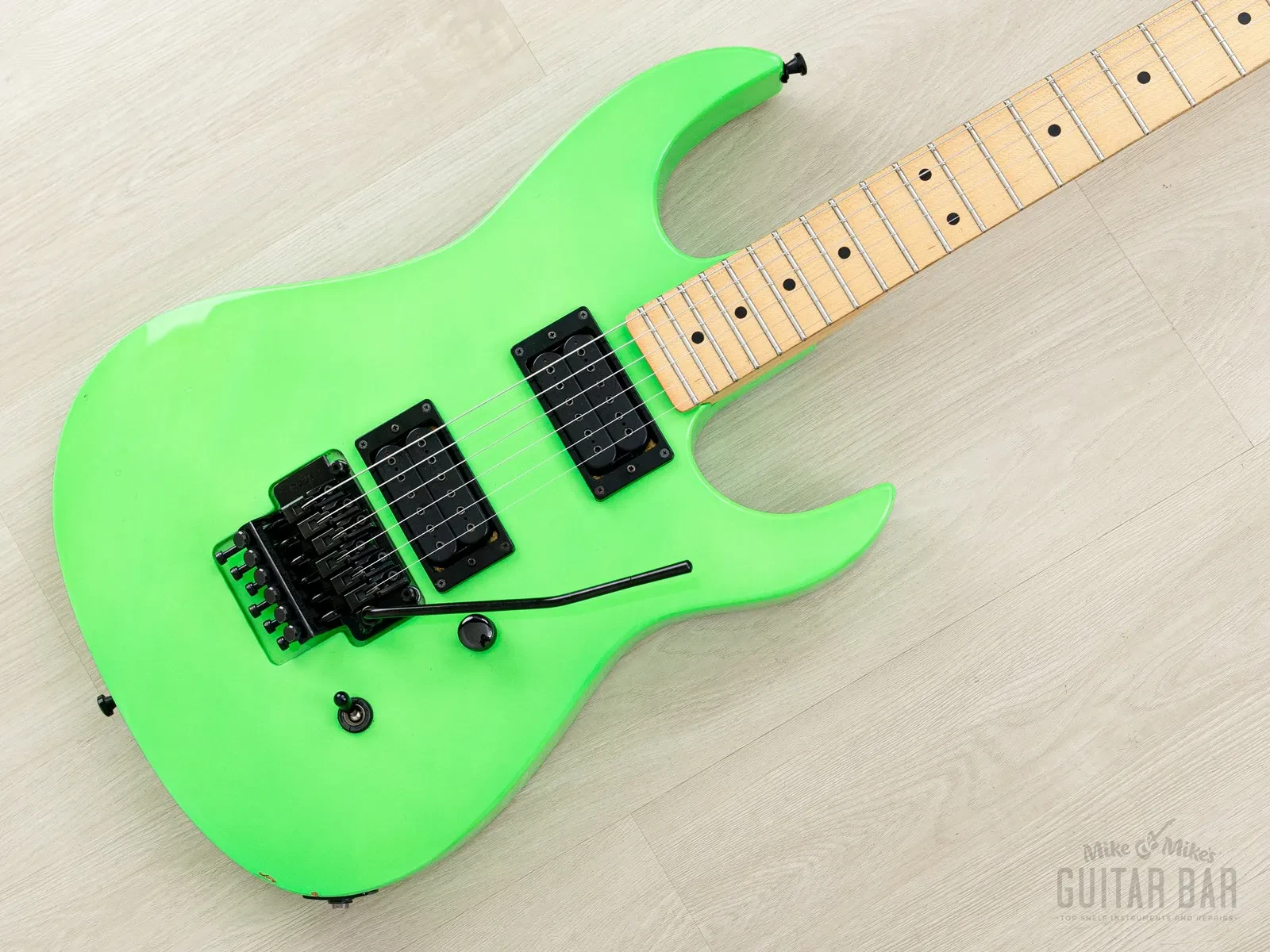 Б/У Электрогитара B.C.Rich NJ Series Gunslinger GS-MR851 C.C. DeVille, 1990, неоново-зелёный