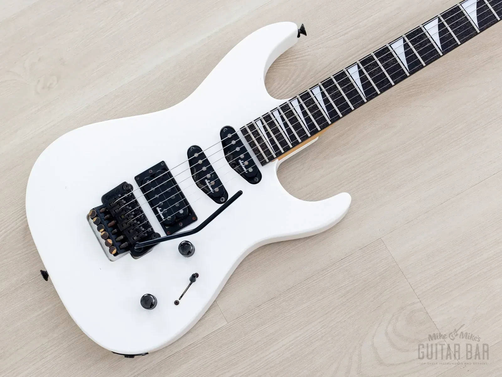 Б/У Электрогитара Charvel By Jackson DK-085-SSH SSH снежно-белый, Floyd Rose, Япония, 1989