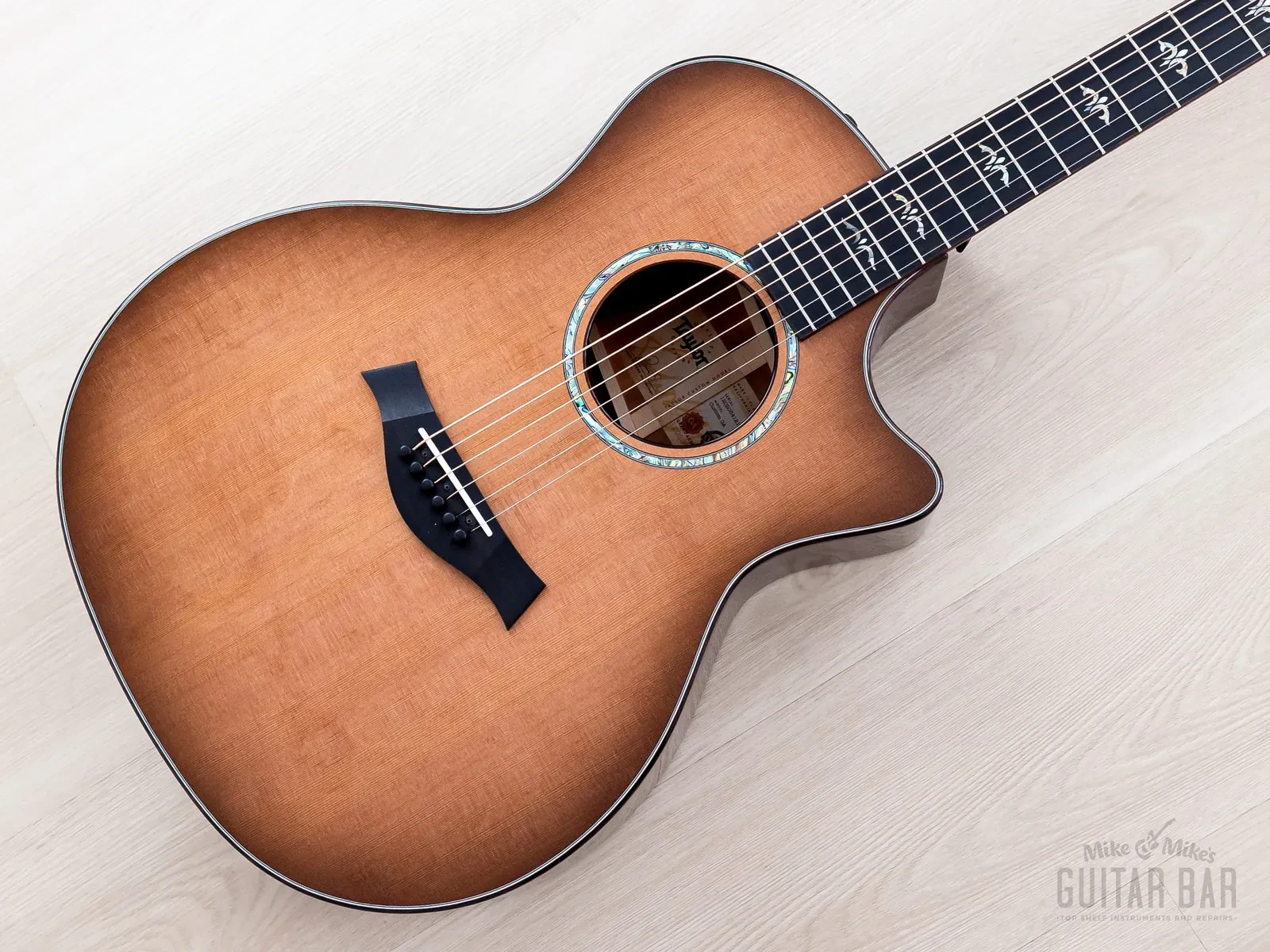 Б/У электроакустическая гитара Taylor Custom Grand Auditorium 2024, верхняя дека — красный кедр