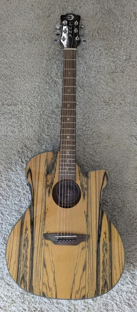 Б/У электроакустическая гитара Luna Guitars GYP E BWE Gypsy Grand Concert, чёрно-белый эбен