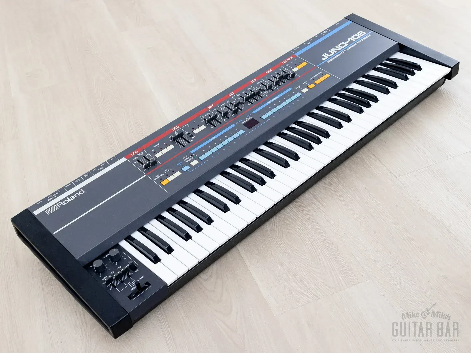 Б/У Аналоговый синтезатор Roland Juno-106 120V 1985