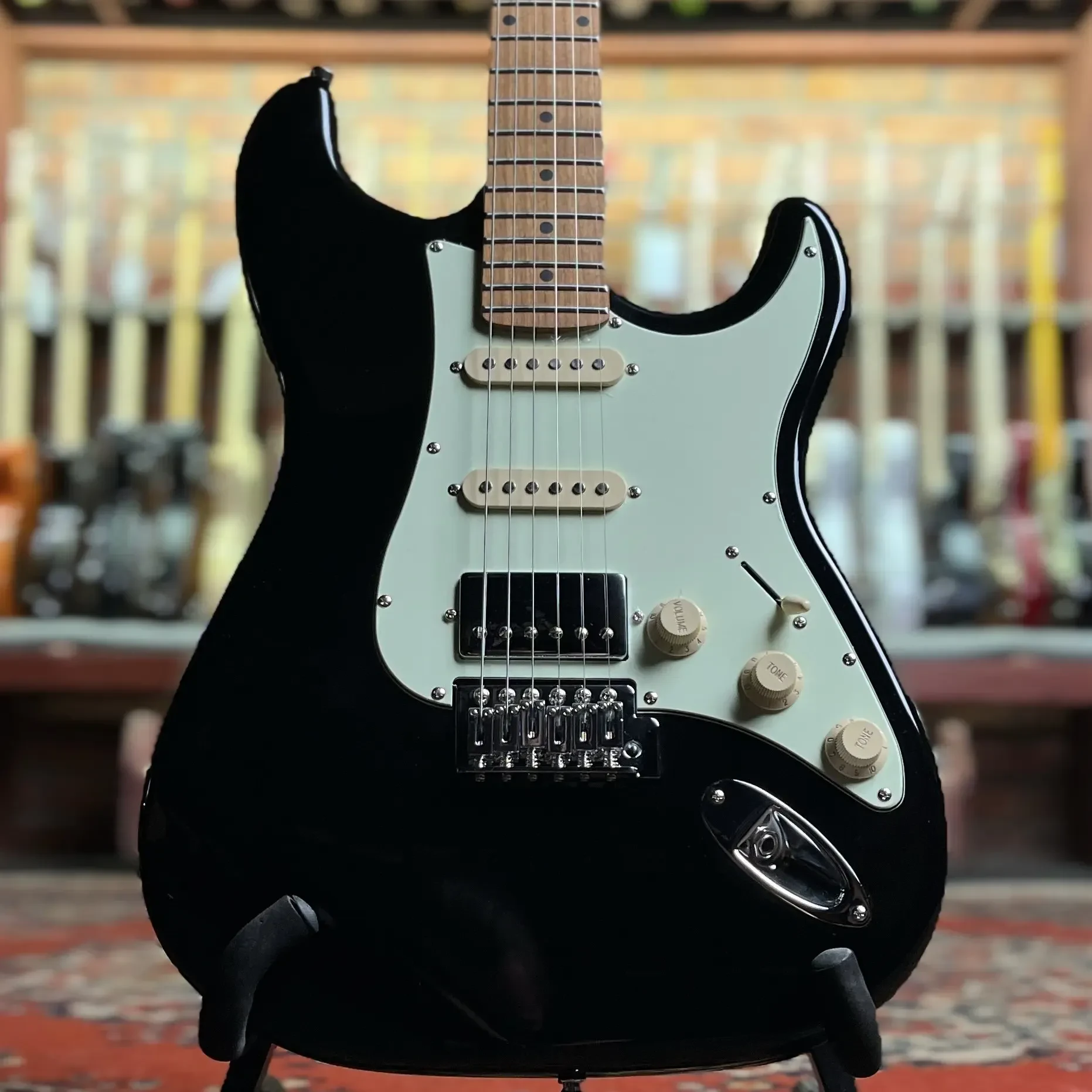 Электрогитара DeMarco DMSEST600 Stratocaster HSS Black