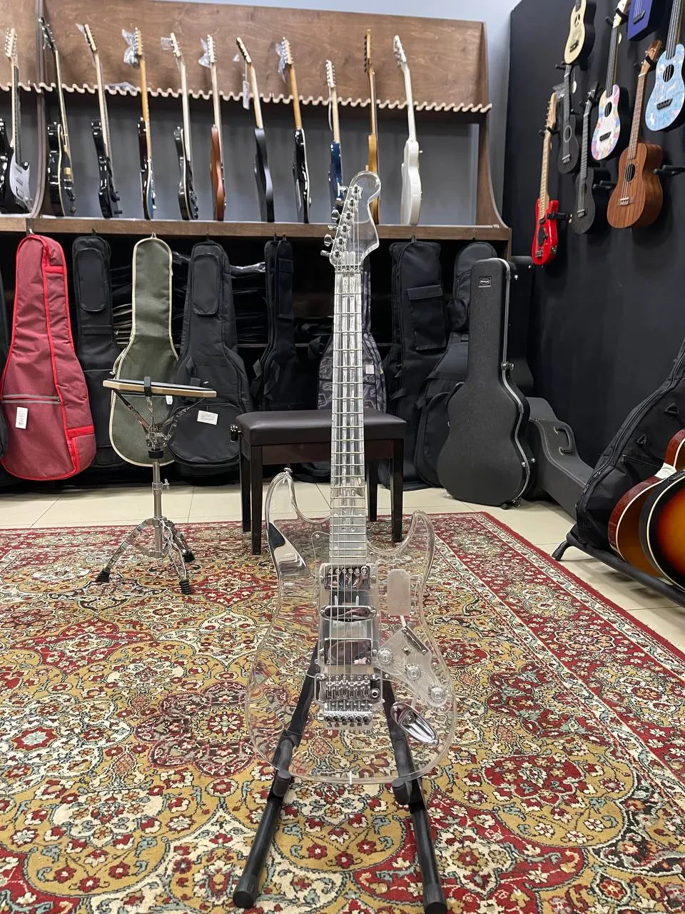 Электрогитара акриловая Stratocaster HSH б/у