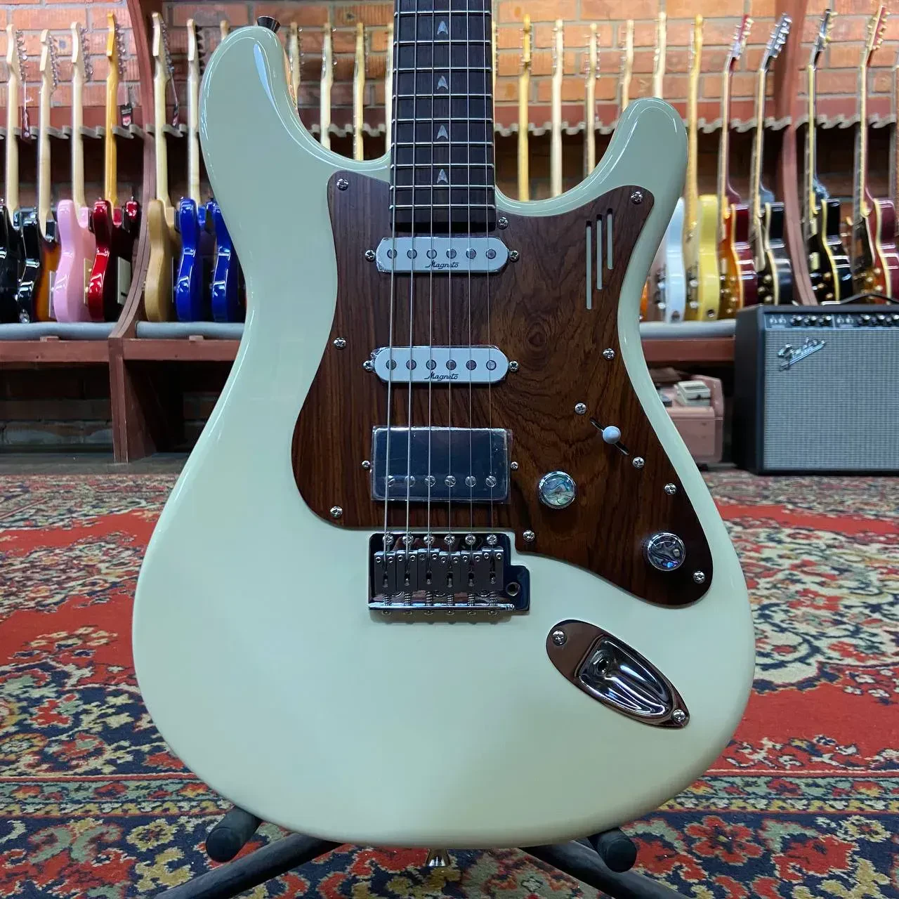 Электрогитара Magneto US-4300 RC/VW Sonnet Deluxe Stratocaster HSS Vintage White 2025s