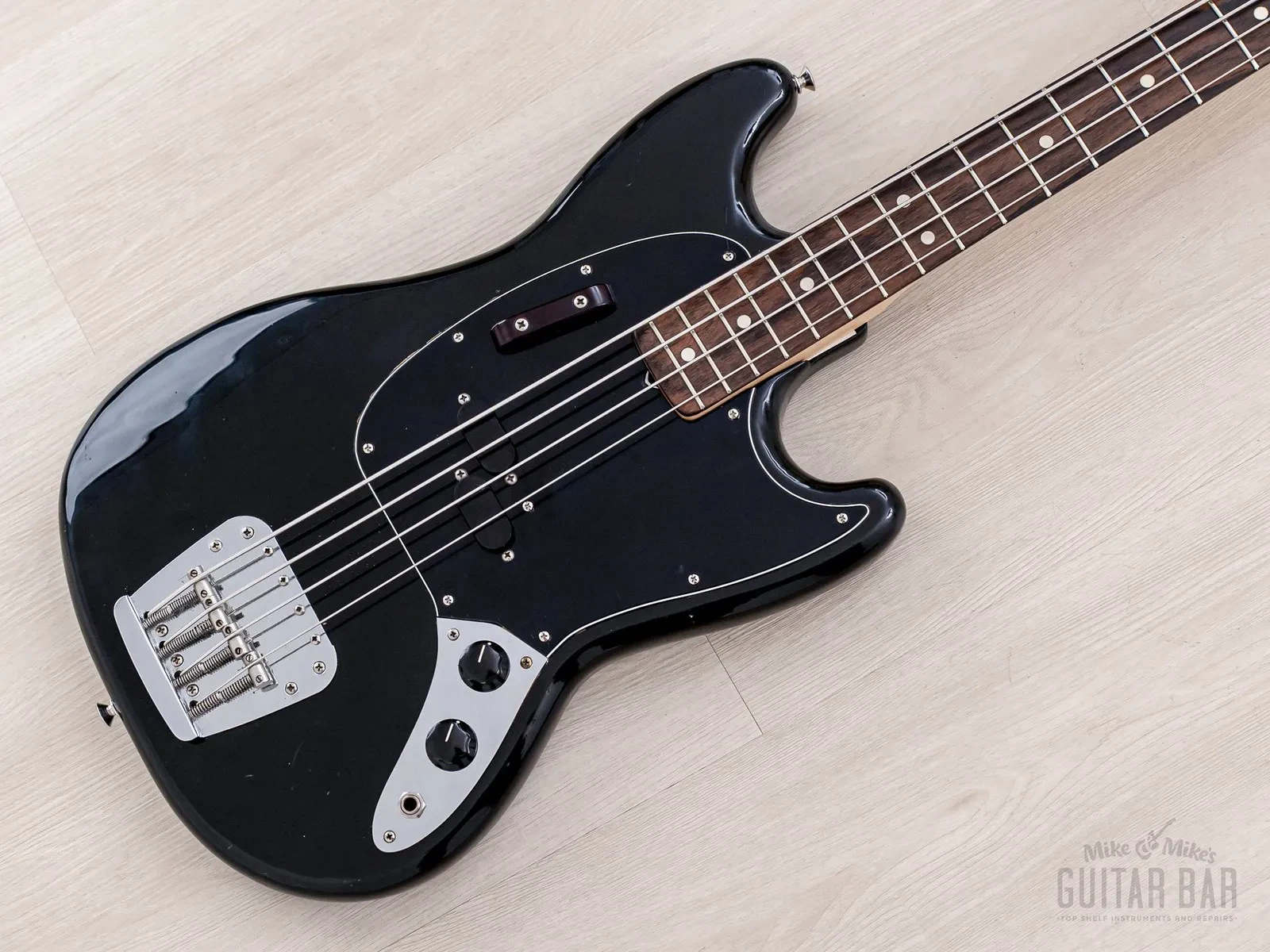 Б/У Бас-гитара Fender Mustang Bass 1976 короткая мензура, цвет: черный, с кейсом
