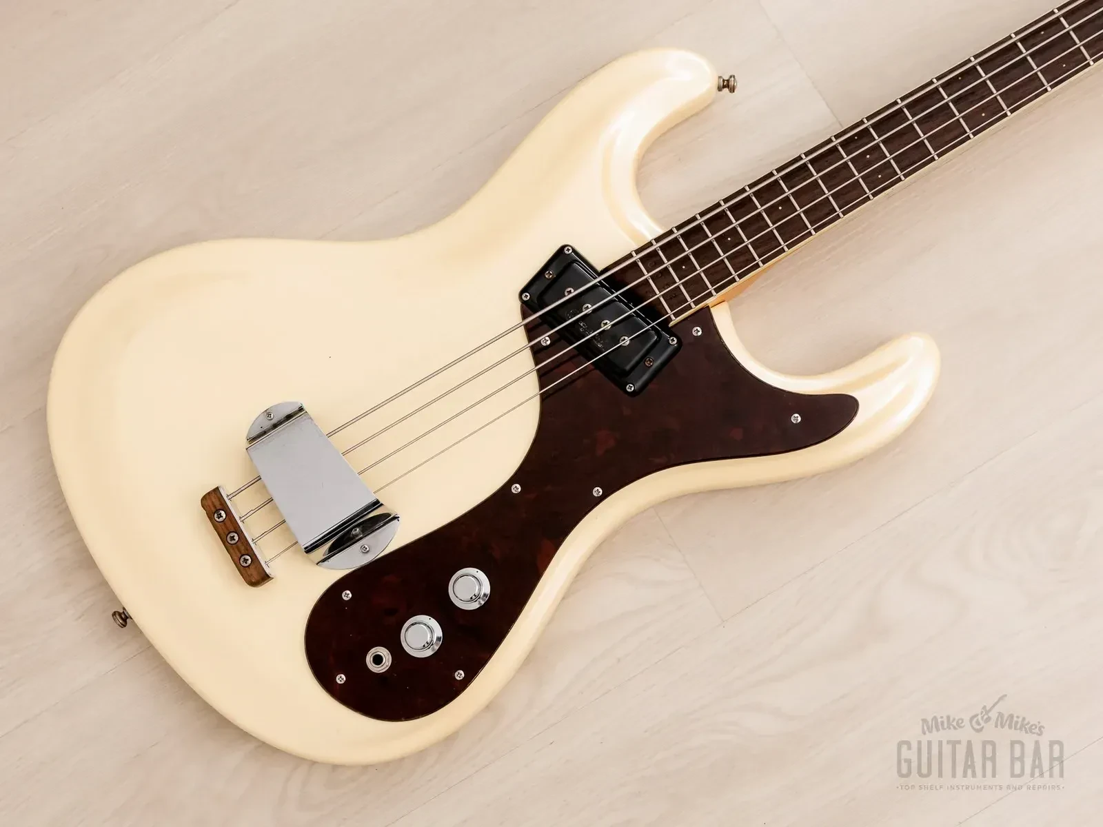 Б/У Бас-гитара Mosrite Ventures Model Bass перламутрово-белый, 1966, с кейсом