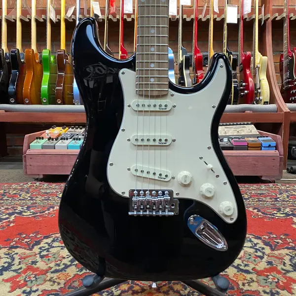 Электрогитара SQOE SEST200 Stratocaster SSS Black