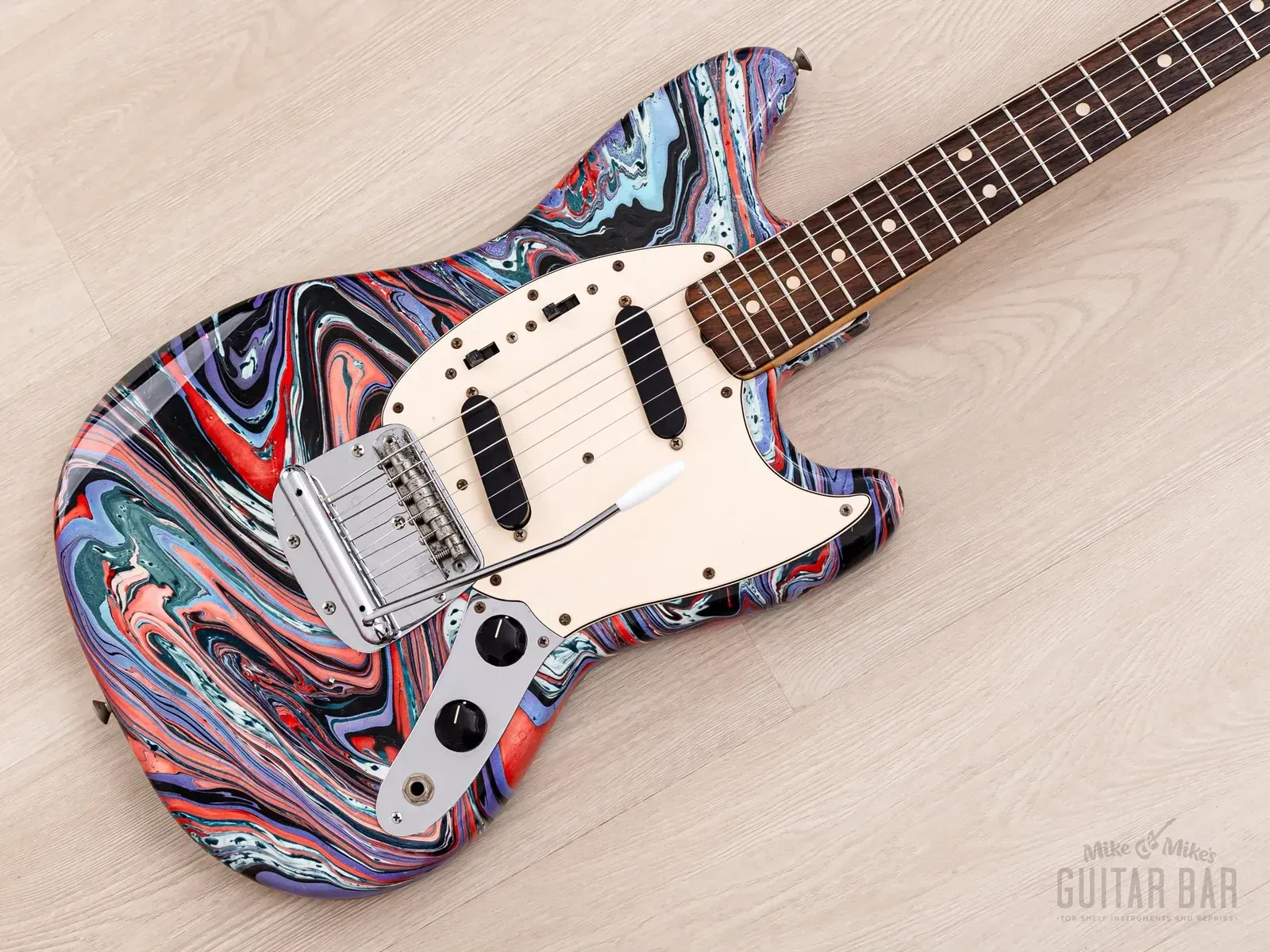 Б/У электрогитара Fender Mustang Vintage 1974 Offset Bowling Ball Swirl с кейсом