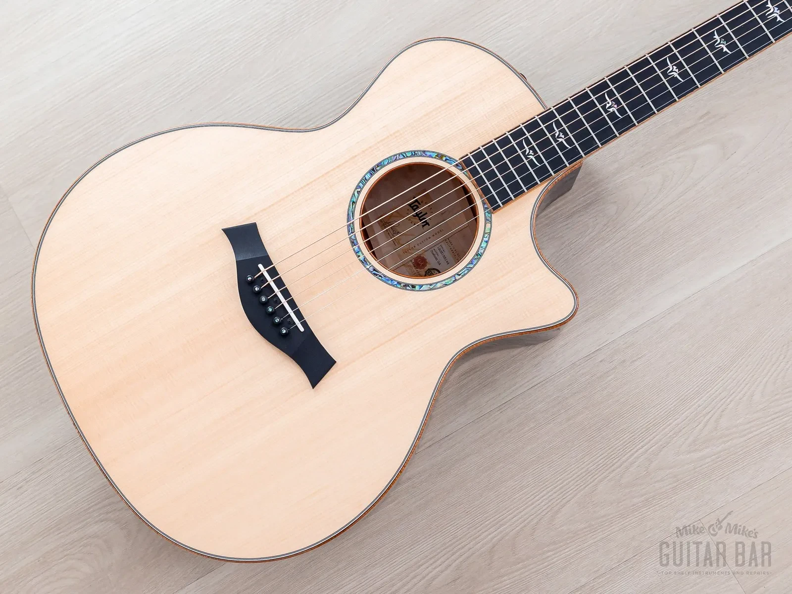 Б/У Электроакустическая гитара Taylor Custom Grand Auditorium, фиолетовый (Trans Purple)