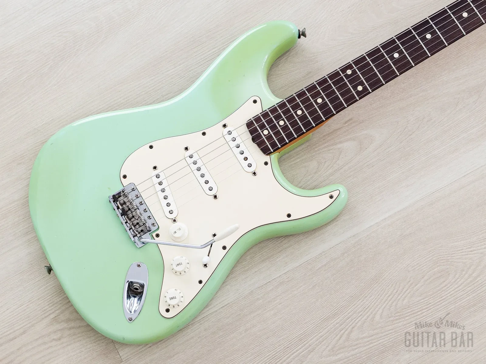 Б/У Электрогитара Fender American Vintage '62 Stratocaster 2001 Surf Green с кейсом Tweed