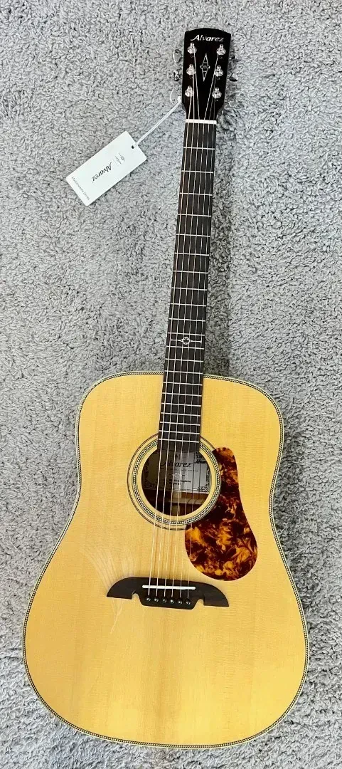 Б/У Акустическая гитара Alvarez Masterworks MD60HB цельномассивная, дредноут, окантовка Herringbone, с чехлом