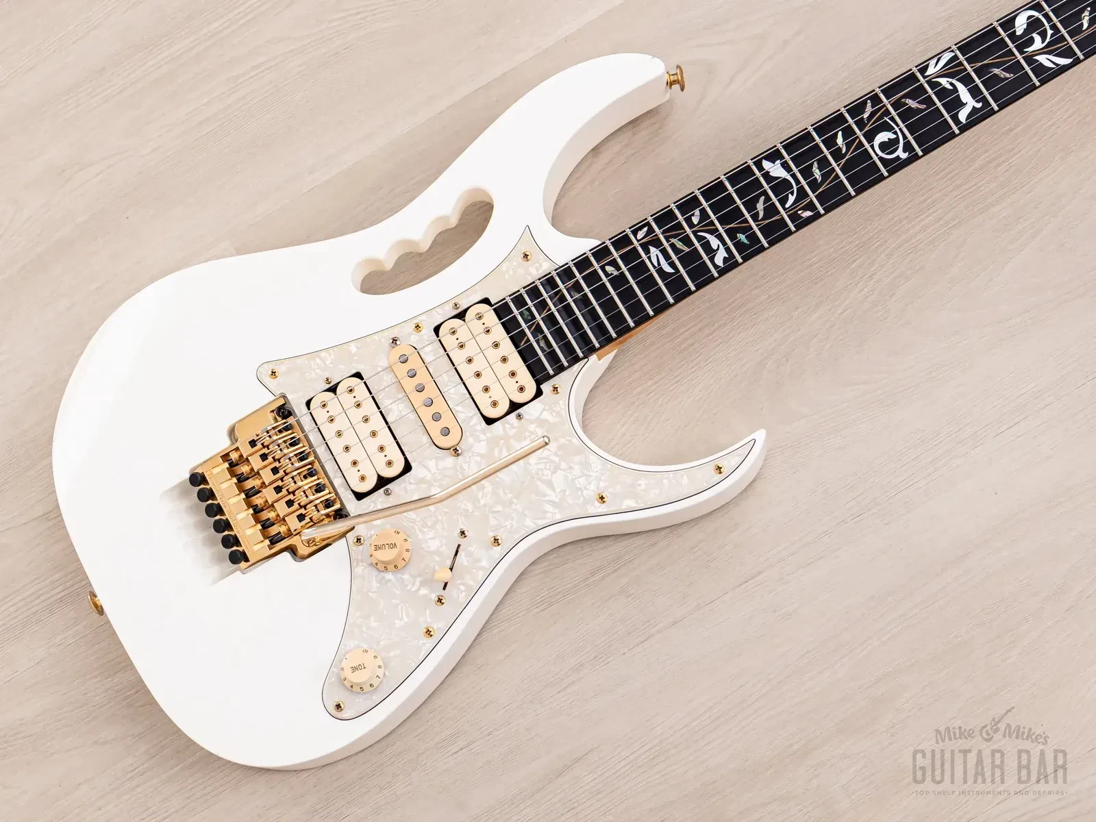 Б/У электрогитара Ibanez JEM7V Steve Vai Signature белый, эбеновая накладка грифа, 1997