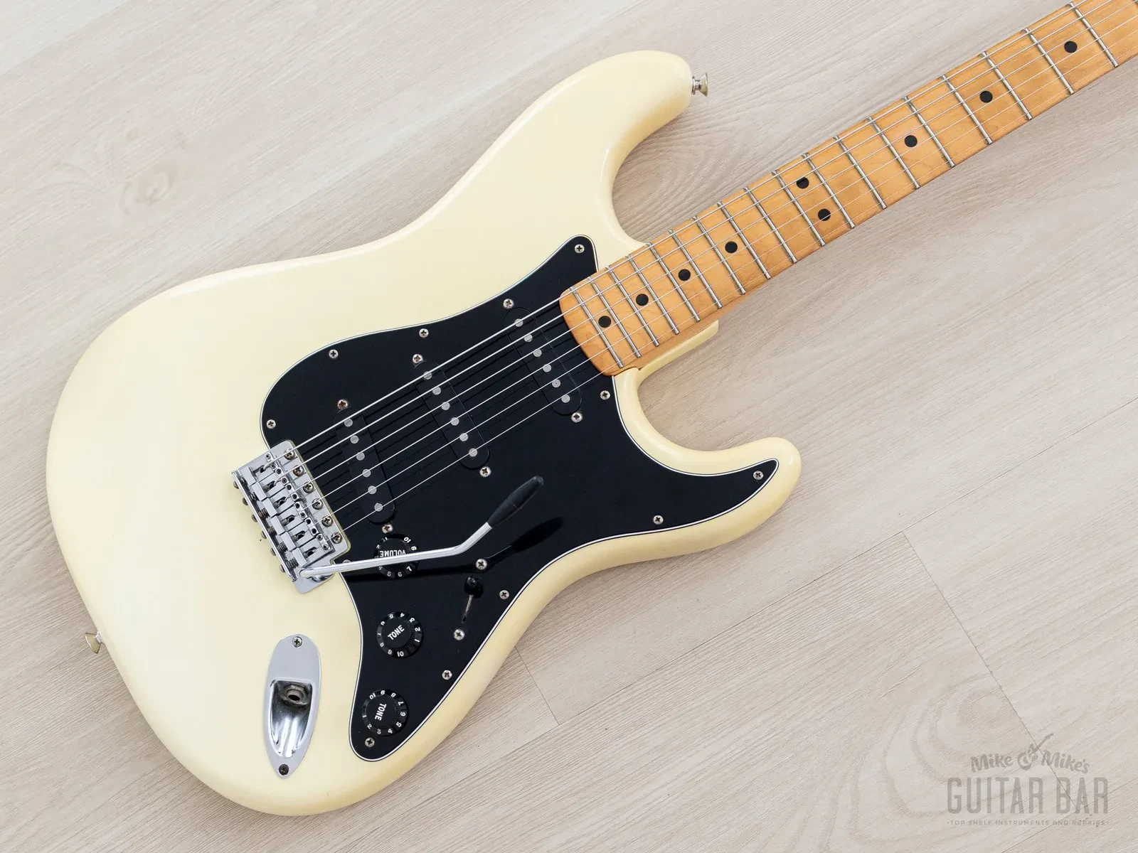 Б/У Электрогитара Fender Stratocaster 1982 белый с кейсом