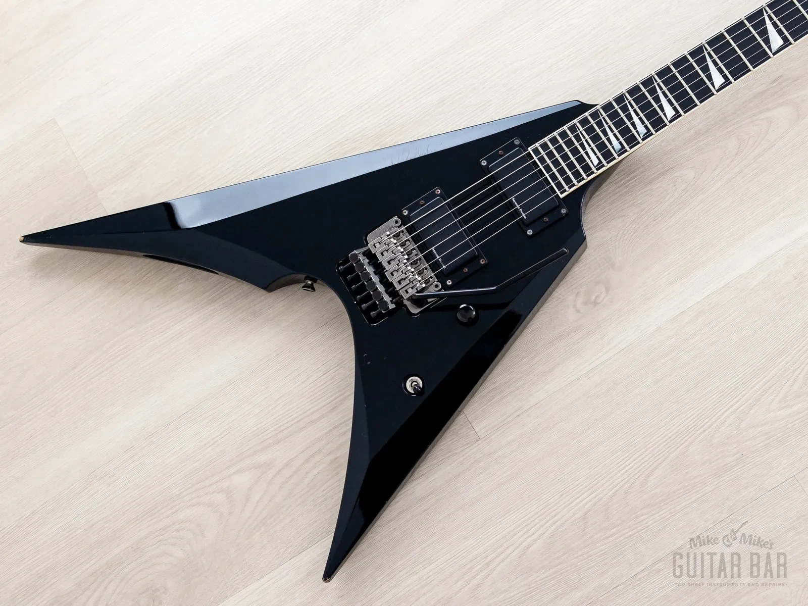 Б/У электрогитара ESP Arrow 2011, чёрный, Seymour Duncan Blackout, Floyd Rose, с кейсом