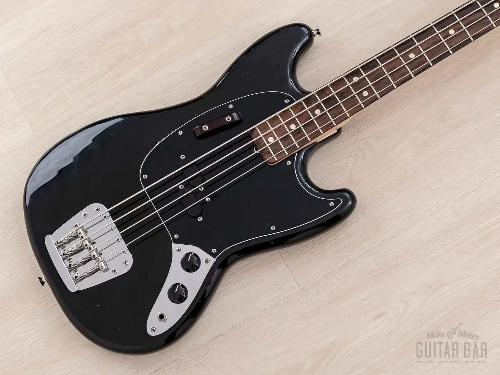 Б/У бас-гитара Fender Mustang Bass, короткая мензура 30", черный, 1976, с кейсом