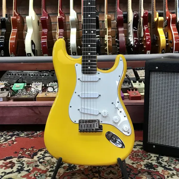 Электрогитара Fender Stratocaster SSS Rebel Yellow w/gigbag Japan 1988