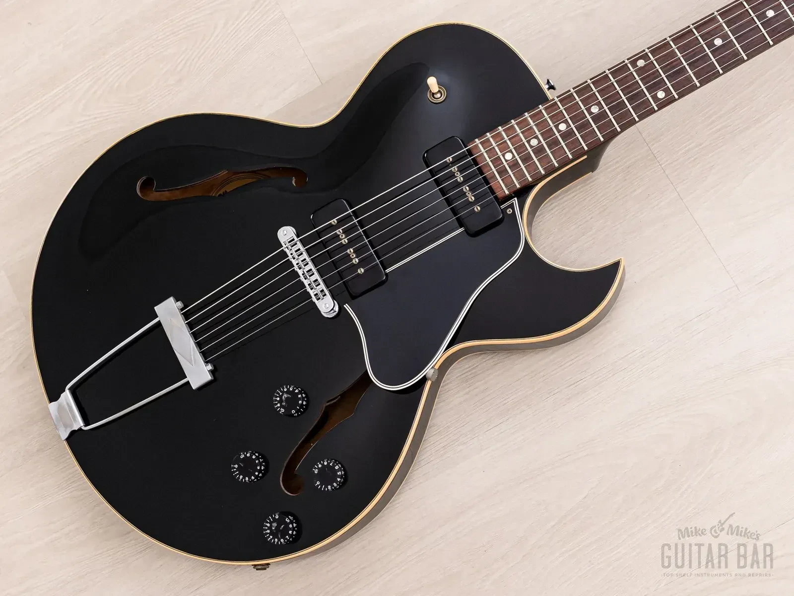 Б/У Электрогитара Gibson ES-135 полуакустическая, чёрный (Ebony), 1997, с датчиками P-100, с кейсом