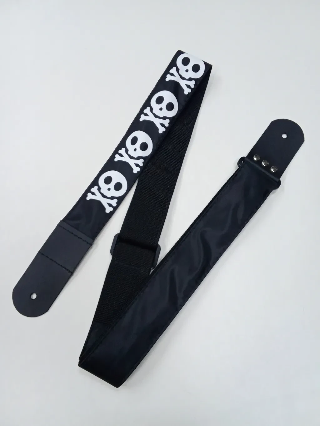 MZ-RG-5-1ApJRogerBk Ремень для гитары, черный, аппликация Веселый Роджер, MEZZO