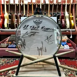 Пластик барабанный Remo Emperor Weatherking с автографом группы All That Remains