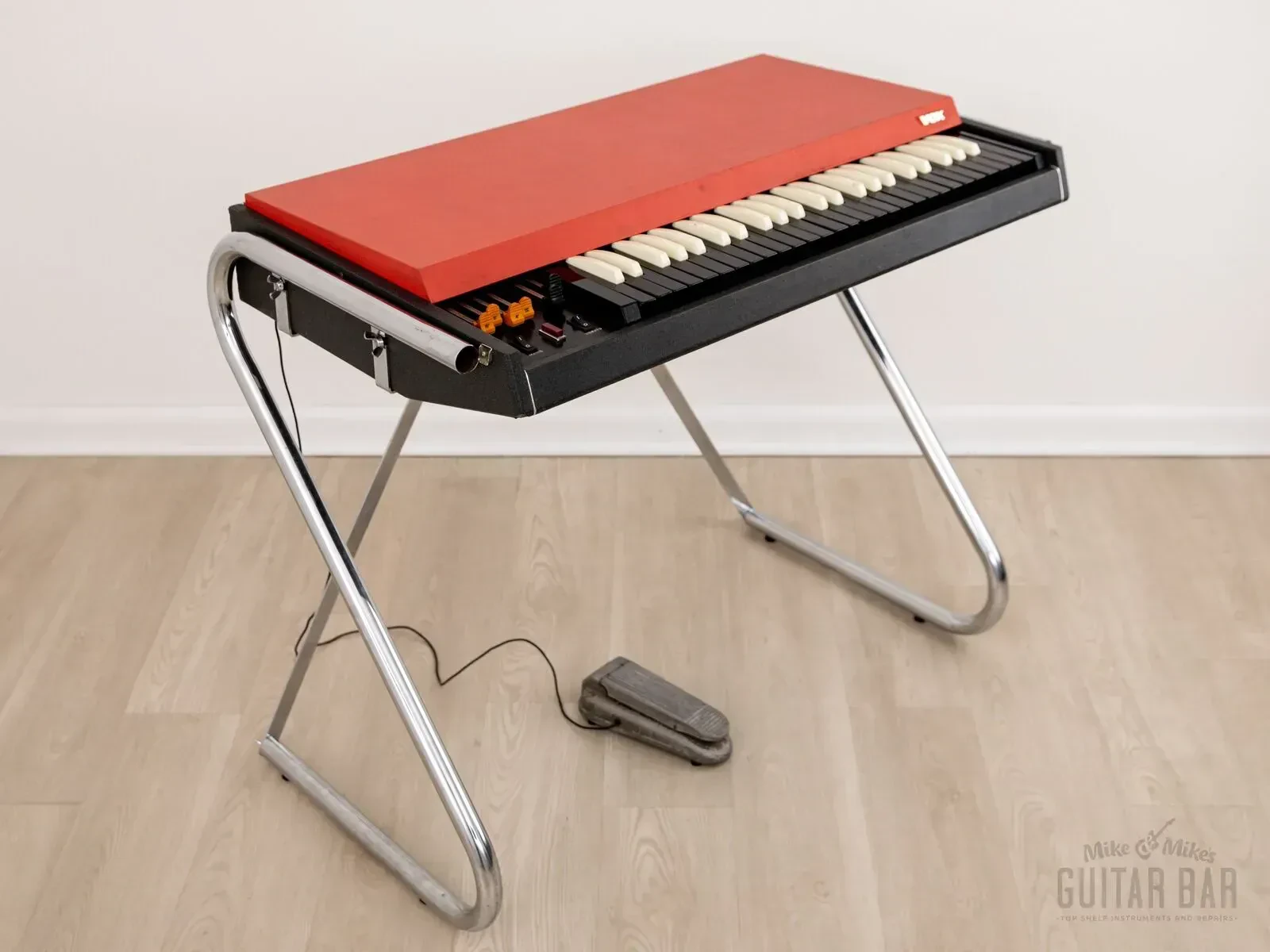 Б/У комбо-орган Vox Continental V301J 1964, деревянные клавиши, Z Legs, с кейсом и педалью