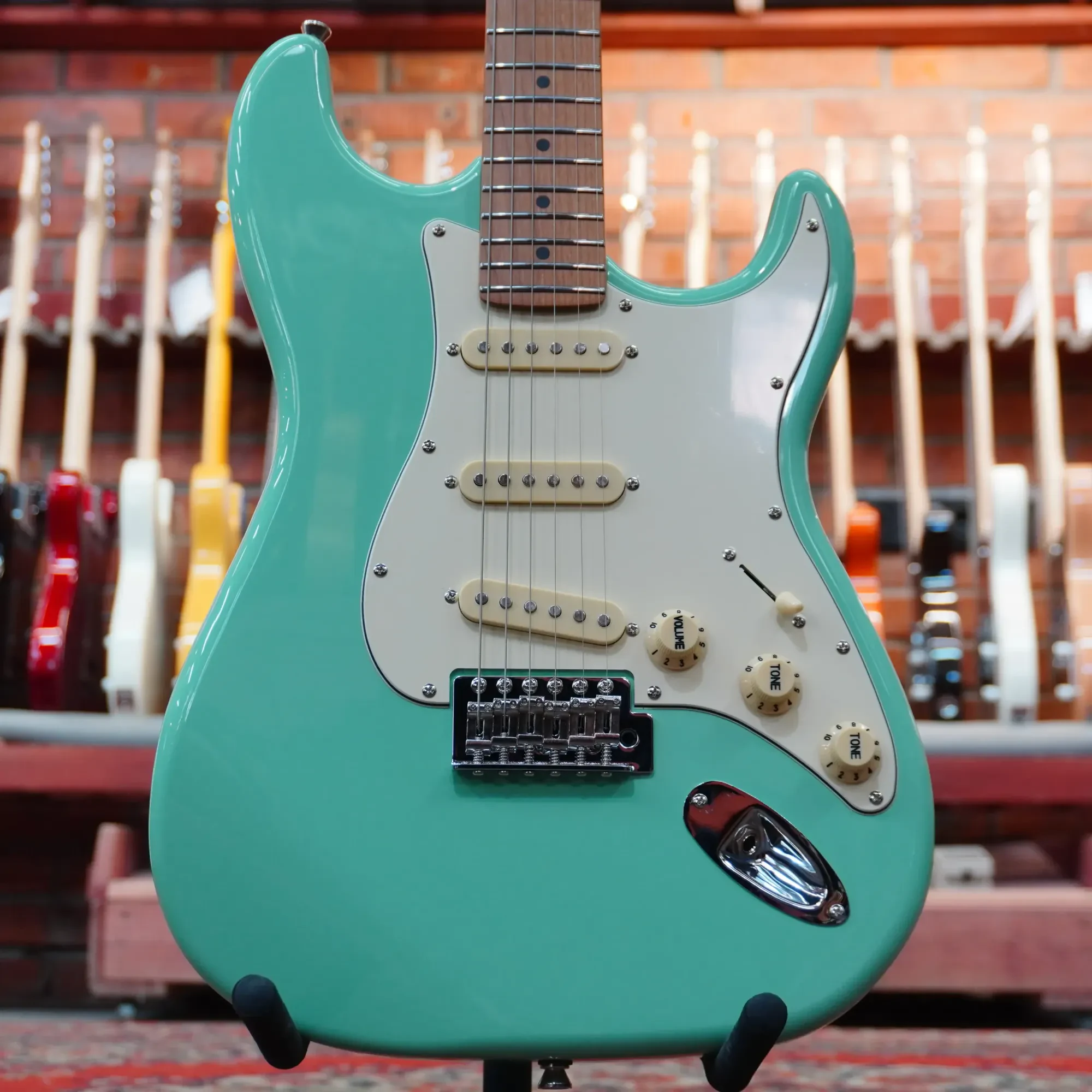 Электрогитара JET Guitars JS-300 Stratocaster SSS Maple FB Sea Foam Green