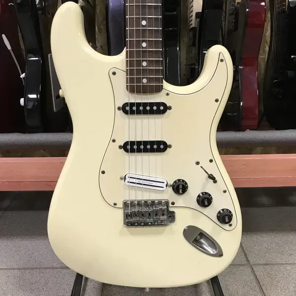 Электрогитара Fender Stratocaster CST-50 w/ ST-72 Neck SSS White w/gigbag Japan 1980s