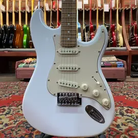 Электрогитара SQOE SEST200 Stratocaster SSS White