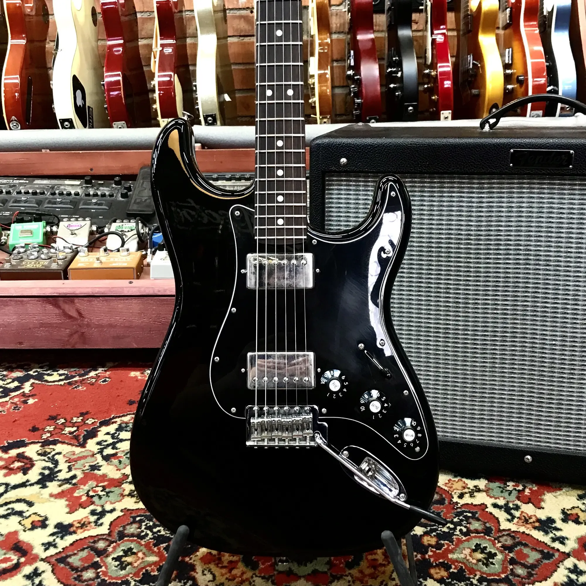 Fender Stratocaster Blacktop HH Black Mexico 2010s купить в Fender Stratocaster Blacktop HH Black Mexico 2010s купить в
