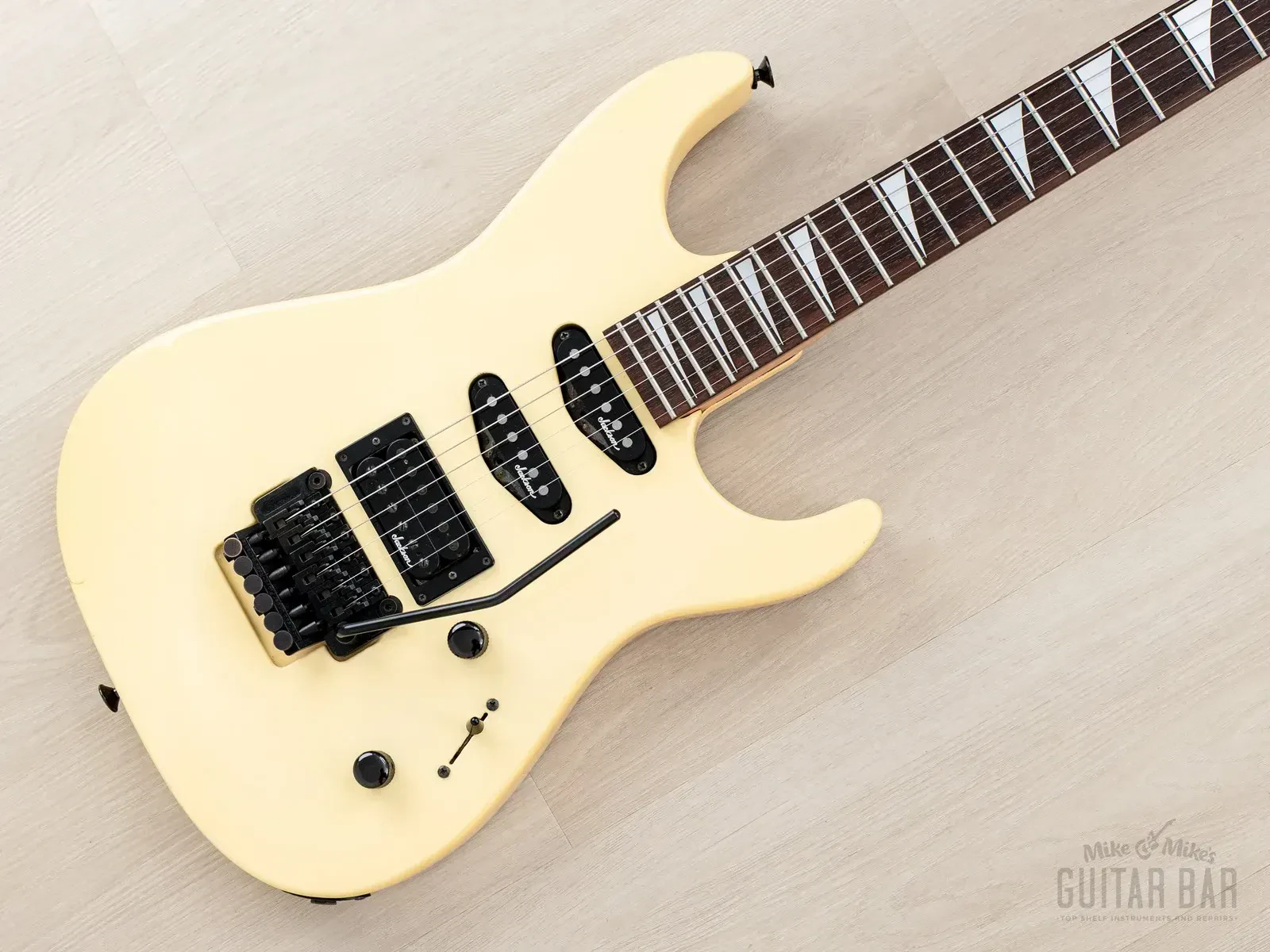 Б/У Электрогитара Charvel By Jackson Dinky DK-085-SSH Floyd Rose, белый, Япония, 1989