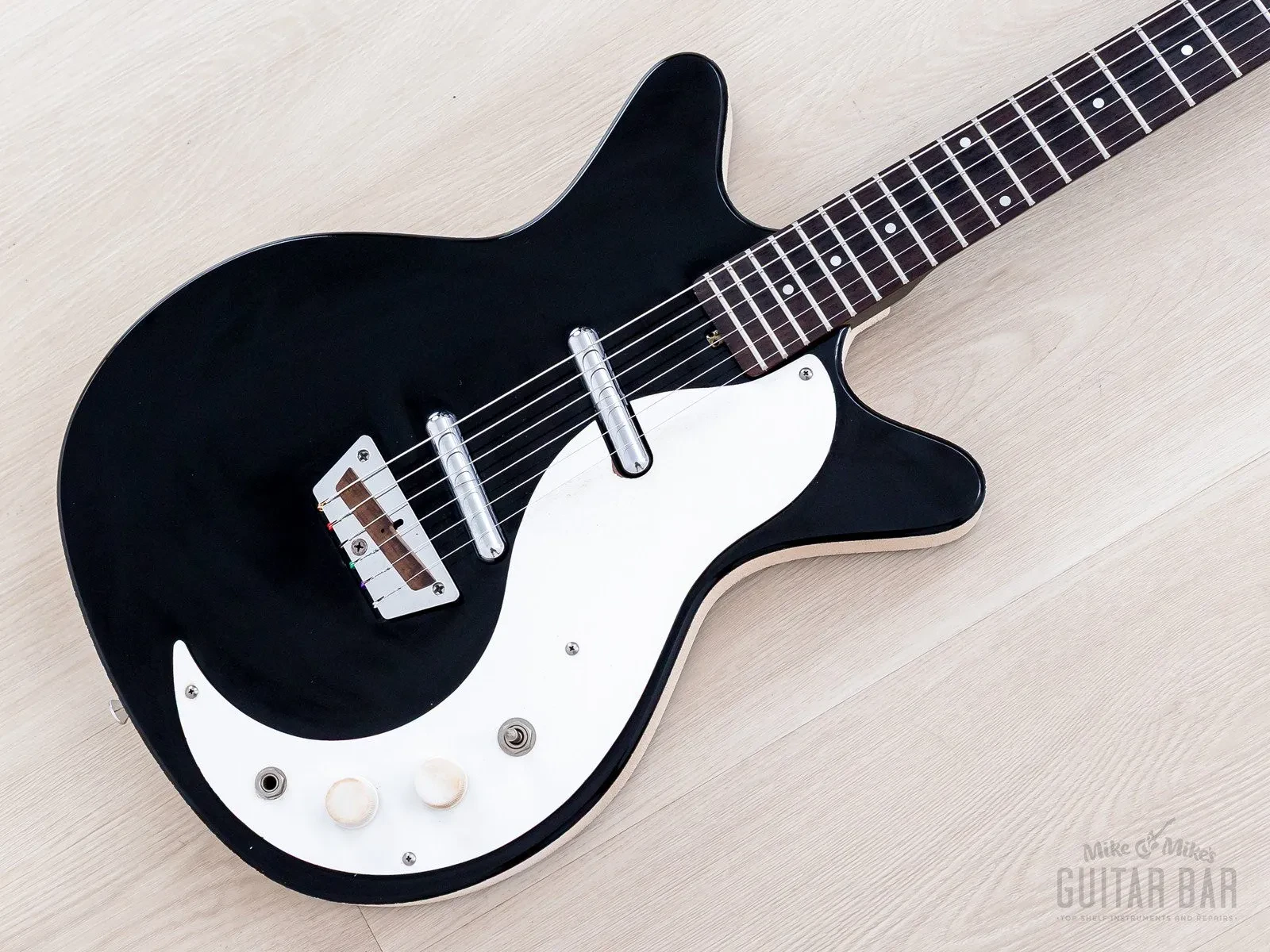 1990s Jerry Jones Neptune Shorthorn DC-2 Black w/ Case