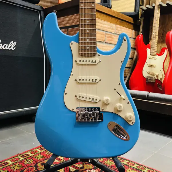 Электрогитара SQOE SEST200 Stratocaster SSS Sky Blue (Уценка)